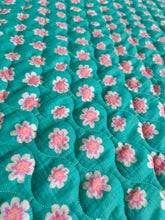 Charger l'image dans la galerie, Matelassé Double Gaze Flowers/coeurs - Coupon unique de 2m