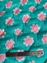 Charger l'image dans la galerie, Matelassé Double Gaze Flowers/coeurs - Coupon unique de 2m