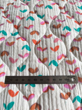 Charger l'image dans la galerie, Matelassé Double Gaze Flowers/coeurs - Coupon unique de 2m