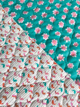 Charger l'image dans la galerie, Matelassé Double Gaze Flowers/coeurs - Coupon unique de 2m