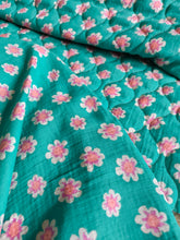 Charger l'image dans la galerie, Matelassé Double Gaze Flowers/coeurs - Coupon unique de 2m