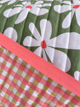 Charger l'image dans la galerie, Matelassé Flowers/carreaux