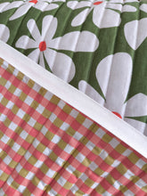 Charger l'image dans la galerie, Matelassé Flowers/carreaux