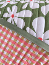 Charger l'image dans la galerie, Matelassé Flowers/carreaux