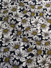 Charger l'image dans la galerie, Maille Fleurs Blanches à Pistil Jaune sur Fond Marine