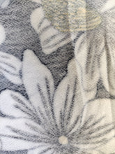 Charger l'image dans la galerie, Maille Fleurs Blanches à Pistil Jaune sur Fond Marine