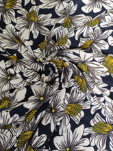 Charger l'image dans la galerie, Maille Fleurs Blanches à Pistil Jaune sur Fond Marine