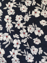 Charger l'image dans la galerie, Crêpe Fleurs Blanches à Pistil Rouge sur Fond Marine - 1 coupon 1m60