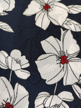 Charger l'image dans la galerie, Crêpe Fleurs Blanches à Pistil Rouge sur Fond Marine - 1 coupon 1m60