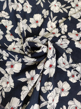Charger l'image dans la galerie, Crêpe Fleurs Blanches à Pistil Rouge sur Fond Marine - 1 coupon 1m60