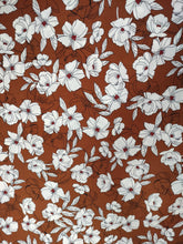 Charger l'image dans la galerie, Crêpe Fleurs Blanches à Pistil Rouge sur Fond Brique- coupon de 2m10