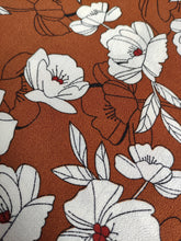 Charger l&#39;image dans la galerie, Crêpe Fleurs Blanches à Pistil Rouge sur Fond Brique- coupon de 2m10
