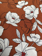Charger l'image dans la galerie, Crêpe Fleurs Blanches à Pistil Rouge sur Fond Brique- coupon de 2m10