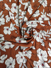 Charger l'image dans la galerie, Crêpe Fleurs Blanches à Pistil Rouge sur Fond Brique- coupon de 2m10