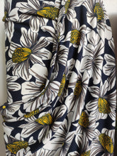 Charger l'image dans la galerie, Maille Fleurs Blanches à Pistil Jaune sur Fond Marine