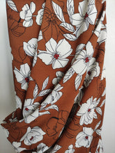 Charger l'image dans la galerie, Crêpe Fleurs Blanches à Pistil Rouge sur Fond Brique- coupon de 2m10