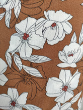 Charger l'image dans la galerie, Crêpe Fleurs Blanches à Pistil Rouge sur Fond Brique- coupon de 2m10