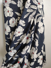 Charger l'image dans la galerie, Crêpe Fleurs Blanches à Pistil Rouge sur Fond Marine - 1 coupon 1m60