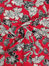 Charger l&#39;image dans la galerie, Crêpe Fleurs Blanches et Noires sur Fond Rouge
