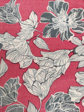 Charger l'image dans la galerie, Crêpe Fleurs Blanches et Noires sur Fond Rouge