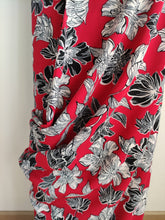 Charger l'image dans la galerie, Crêpe Fleurs Blanches et Noires sur Fond Rouge