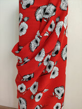 Charger l'image dans la galerie, Viscose Fleurs de Pavot Blanches et Noires sur Fond Rouge - Coupon de 1m80