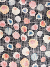 Charger l'image dans la galerie, Viscose Pois Multicolores sur Fond Marine - Coupon de 2m