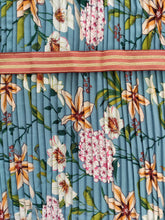 Charger l'image dans la galerie, Plissé Permanent Fleuri sur Fond Indigo