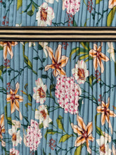 Charger l'image dans la galerie, Plissé Permanent Fleuri sur Fond Indigo