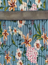 Charger l'image dans la galerie, Plissé Permanent Fleuri sur Fond Indigo