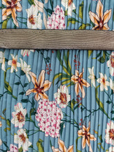 Charger l'image dans la galerie, Plissé Permanent Fleuri sur Fond Indigo