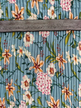 Charger l'image dans la galerie, Plissé Permanent Fleuri sur Fond Indigo