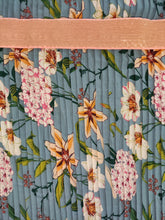 Charger l'image dans la galerie, Plissé Permanent Fleuri sur Fond Indigo