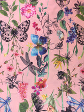 Charger l&#39;image dans la galerie, Crêpe Georgette Fleurs et Insectes Multicolores sur Fond Rose
