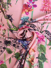 Charger l'image dans la galerie, Crêpe Georgette Fleurs et Insectes Multicolores sur Fond Rose