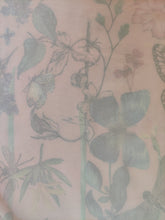 Charger l&#39;image dans la galerie, Crêpe Georgette Fleurs et Insectes Multicolores sur Fond Rose
