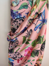 Charger l'image dans la galerie, Crêpe Georgette Fleurs et Insectes Multicolores sur Fond Rose