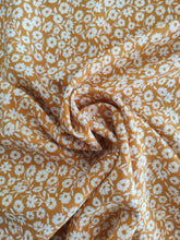 Charger l'image dans la galerie, Viscose Petites Fleurs sur fond Ocre