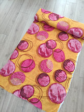 Charger l'image dans la galerie, Crépon Viscose Ronds Fuchsia sur fond moutarde