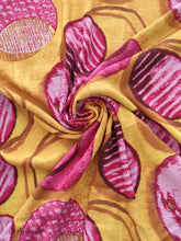 Charger l'image dans la galerie, Crépon Viscose Ronds Fuchsia sur fond moutarde